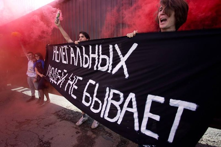 Антифашисты провели в штабе кандидата Навального пикет в защиту мигрантов
