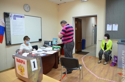 Крымская молодежь развернула 17-метровый российский триколор в честь выборов