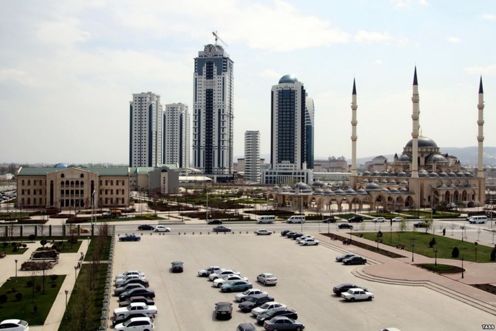 В Грозном открыли мемориальную плиту памяти многонациональной "Дикой дивизии"