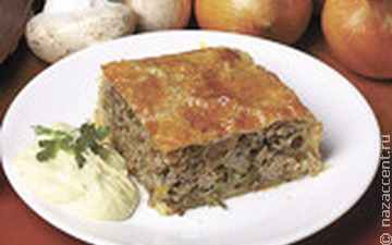 Кулебяка с кашей, луком и грибами