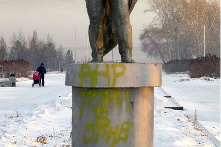 Двух красноярцев заподозрили в реабилитации нацизма за надписи об Украине
