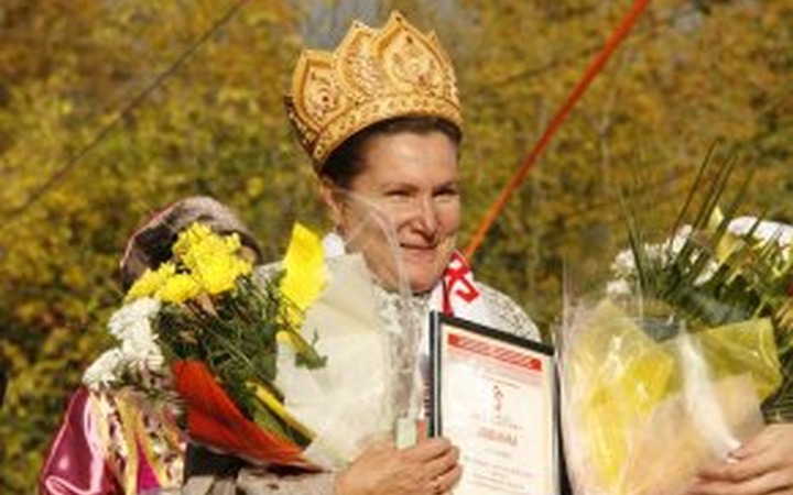 Деревенскую красавицу наградили берестяной короной