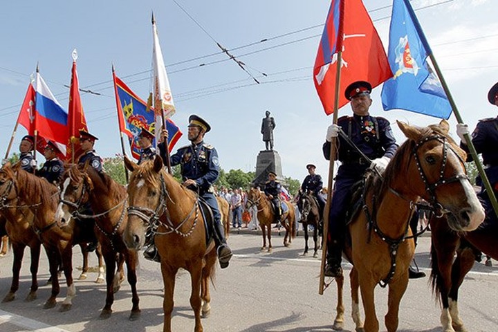 Более ста казаков прошли по центральным улицам Севастополя в День города