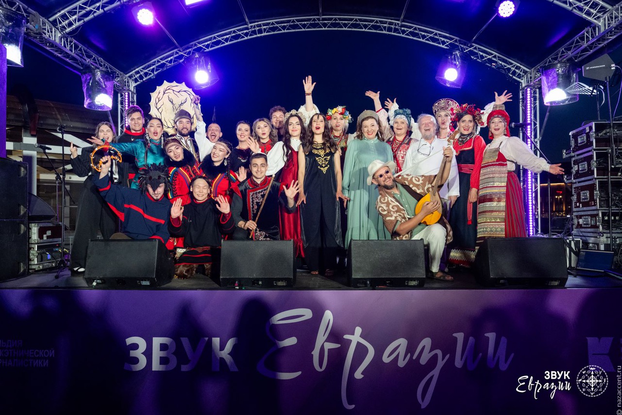 После подарка пластинки "Звук Евразии" в Кремле признались, что Владимиру Путину нравится этномузыка