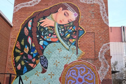 Стены Иркутска украсили муралы и миниатюры с национальным колоритом