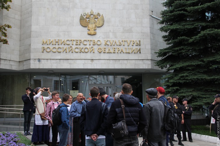 Народные гуляния против закрытия Центра русского фольклора - Национальный акцент