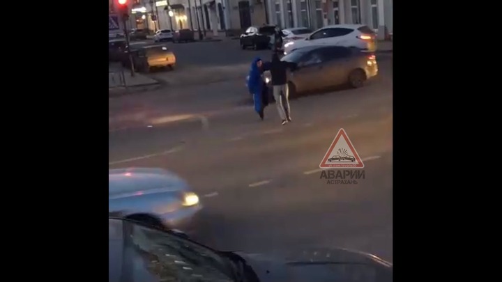 Полиция Астрахани начала искать мужчин, станцевавших лезгинку на дороге