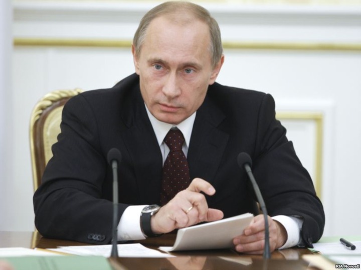 Владимир Путин пообещал облегчить таджикским мигрантам режим пребывания в РФ