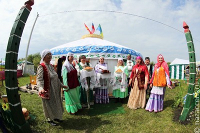 Гостей Бажовского фестиваля в Челябинской области научили париться и стрелять из лука