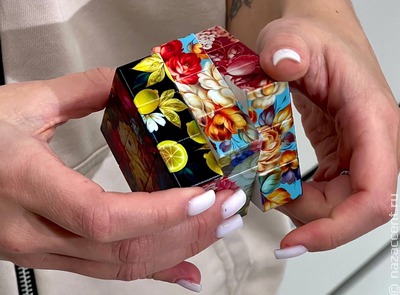 Фабрика "Жостово" выпустила кубик Рубика со своей знаменитой росписью