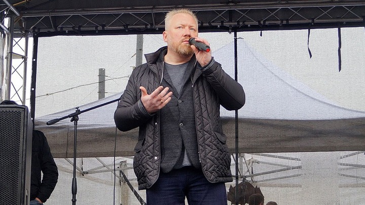 Организатор "Русских маршей" сбежал из-под домашнего ареста в другую страну