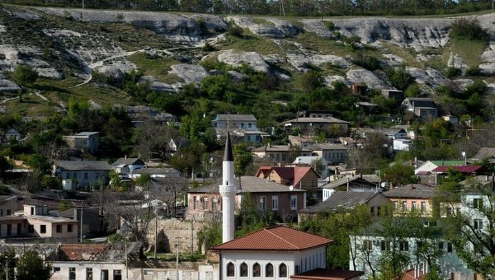 Госкомрегистр: Крымские татары не стремятся продать дома и уехать