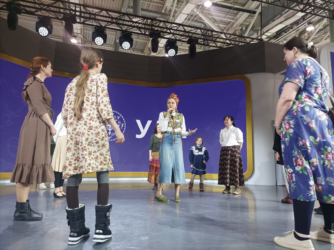 Посетители выставки "Россия" научились русским танцам