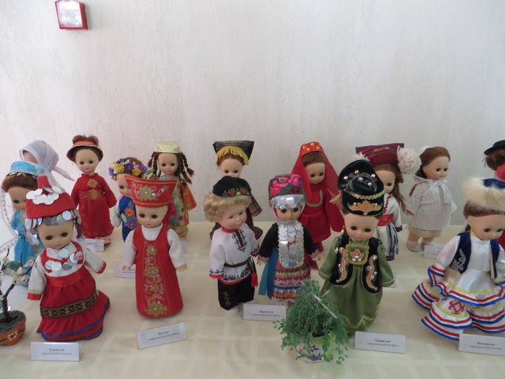 Куклы в национальных костюмах из коллекции Дома дружбы народов Татарстана