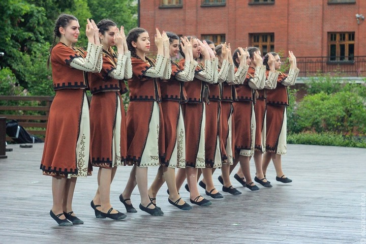 В Москве гостей праздника "Абрикос" научат армянскому танцу "Кочари"