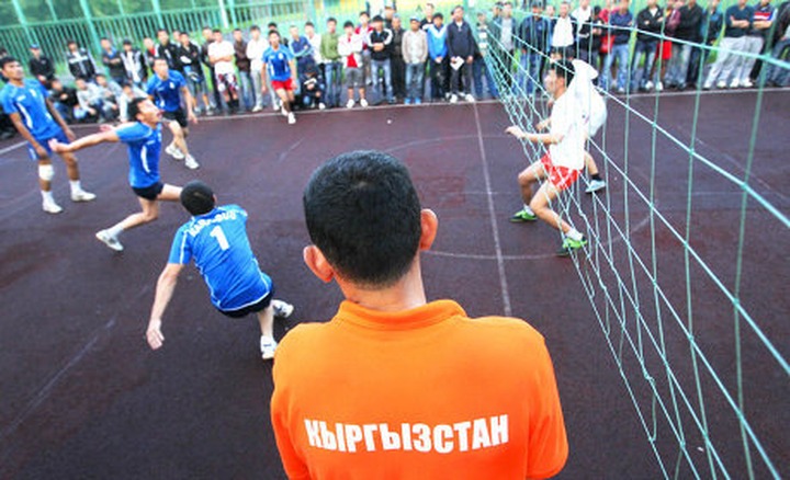 Киргизские мигранты зарабатывают деньги, играя в волейбол
