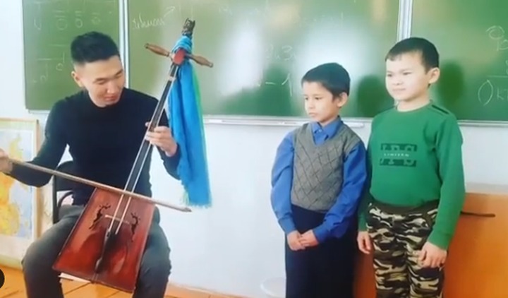 Дети из Улан-Удэ спели "Антошку" на бурятском языке под морин хуур