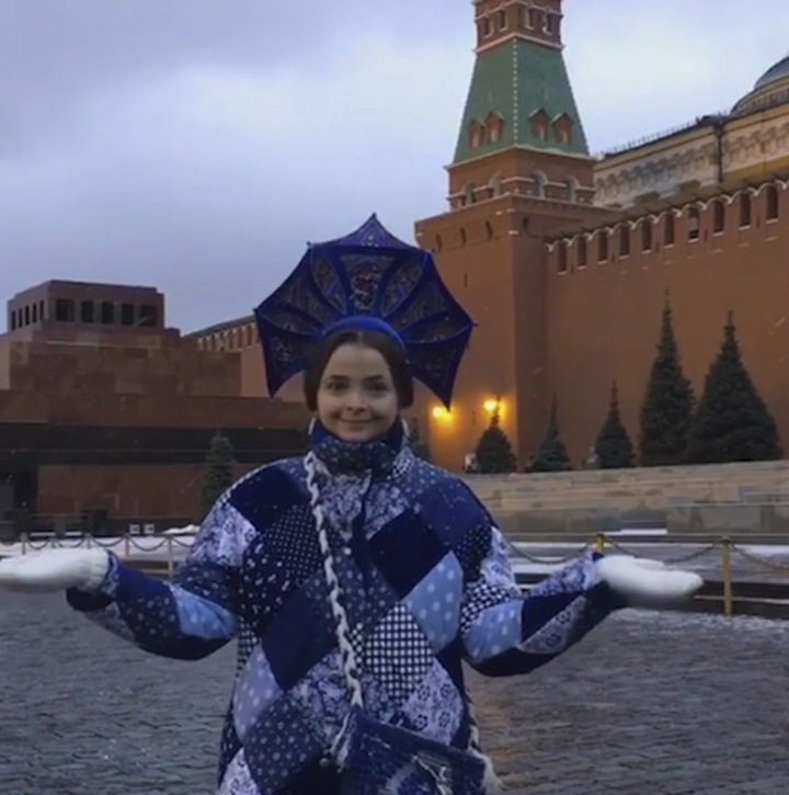 На Красной площади едва не задержали женщину из-за кокошника