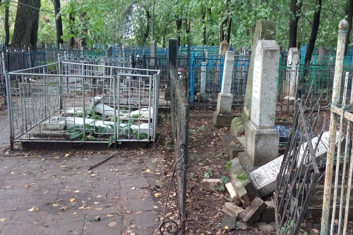 В Татарстане вандалы разгромили татарское кладбище