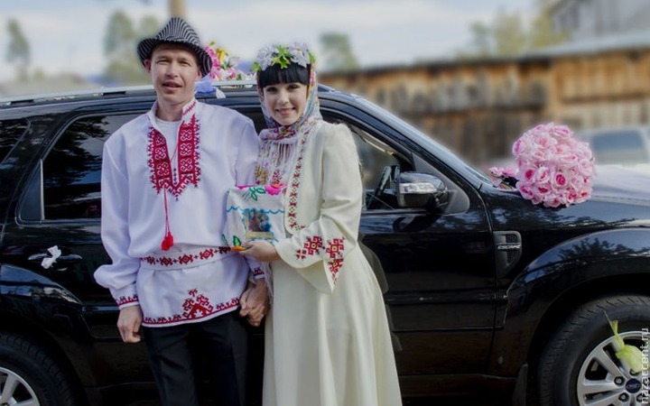Тамада с плёткой и жареный петух