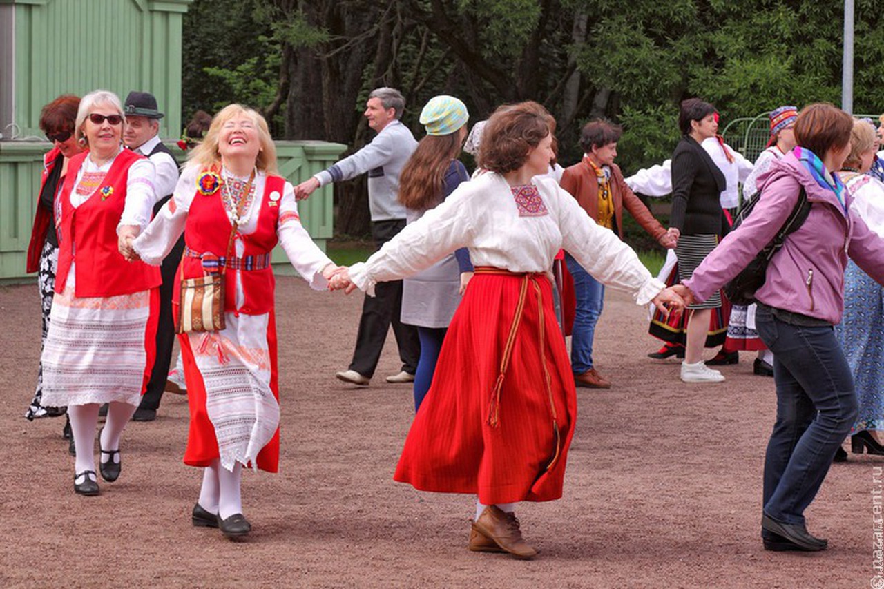 Костюм ингерманландских финнов показали на фестивале в Карелии