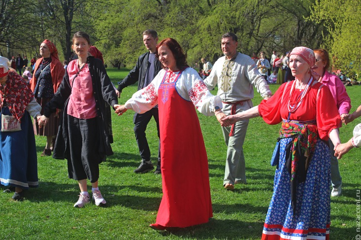 Гуляния на Красную горку в Москве - Национальный акцент