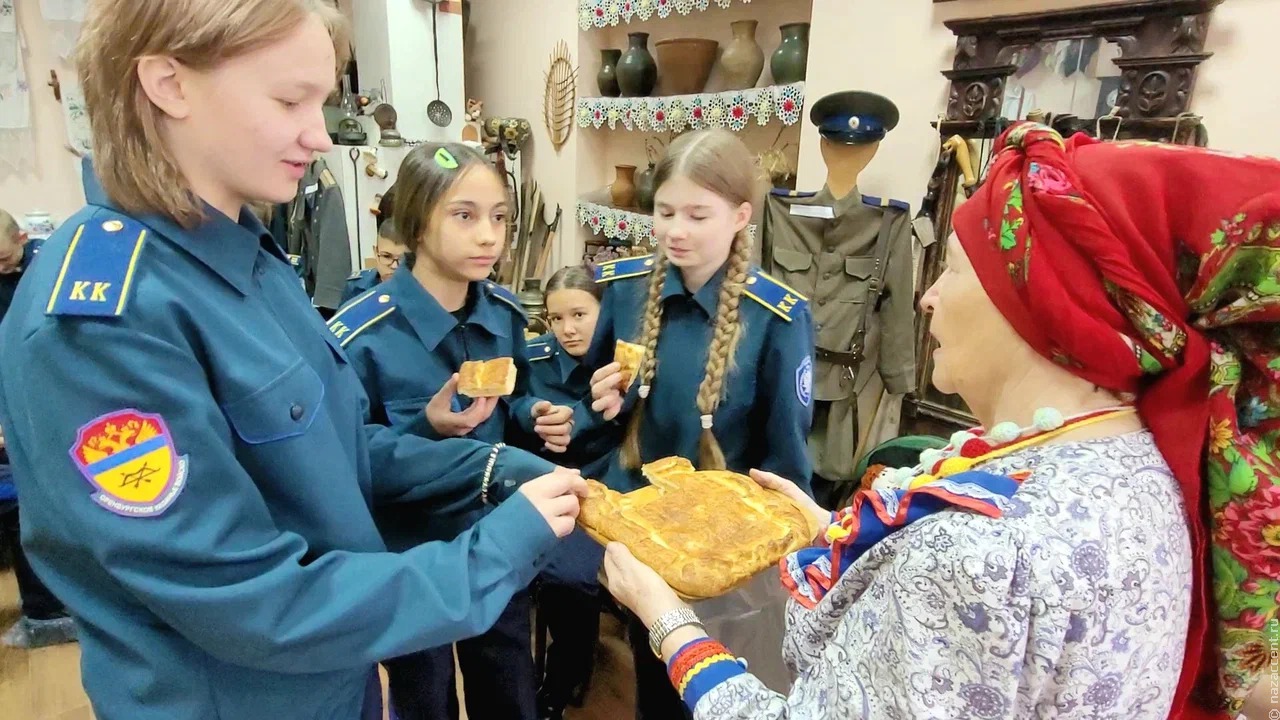 Красна "Казачья изба" пирогами, рассказами и песнями