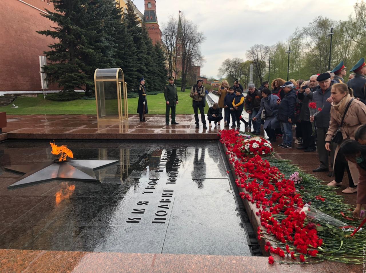Национальные активисты Москвы возложили цветы к Вечному Огню