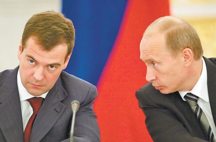 Путин поручил Медведеву разработать концепцию единого учебника истории за 7 месяцев