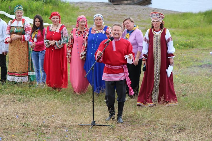 Фестиваль "Живая вода" объединил русских, украинцев и казаков