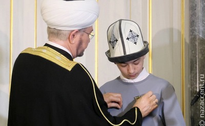Муфтий Равиль Гайнутдин наградил подростка, спасшего людей во время теракта