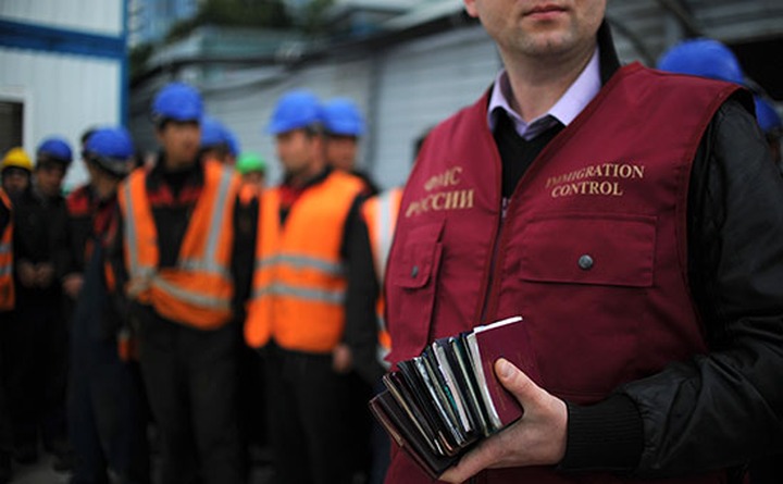 Приток мигрантов в Россию превысил десятилетний максимум