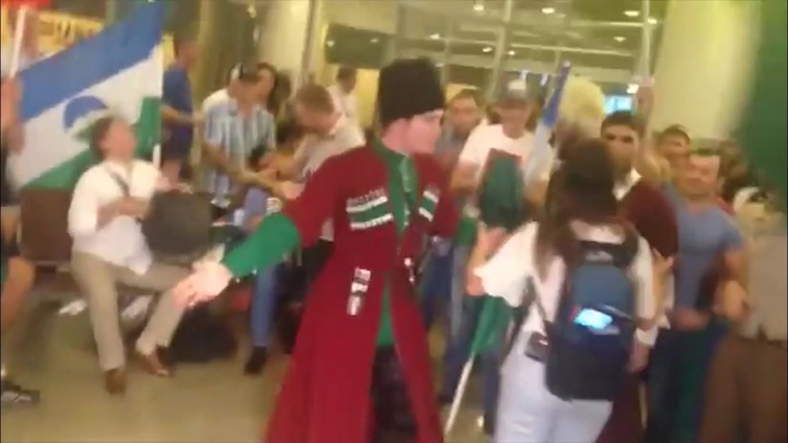 Для российских олимпийцев станцевали лезгинку в Шереметьево
