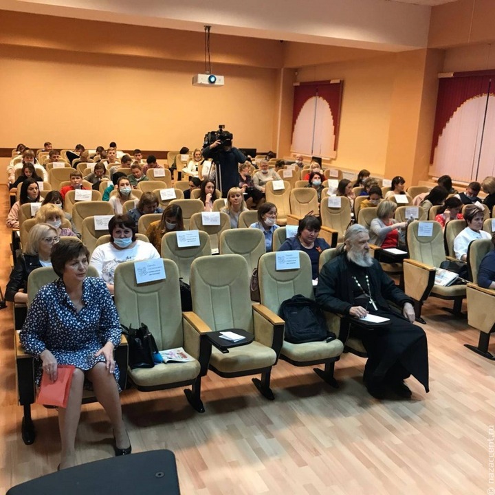 Руководитель реготделения Гильдии межэтнической журналистики зачитала текст диктанта на мордовских языках