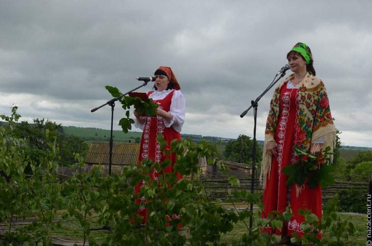 Традиционное гуляние на Троицу в курском селе Саморядово - Национальный акцент