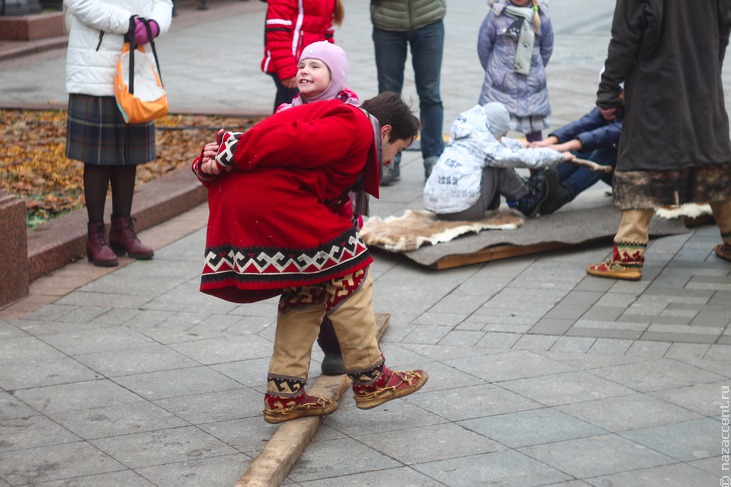 Гуляния на Тверской площади в День народного единства - Национальный акцент
