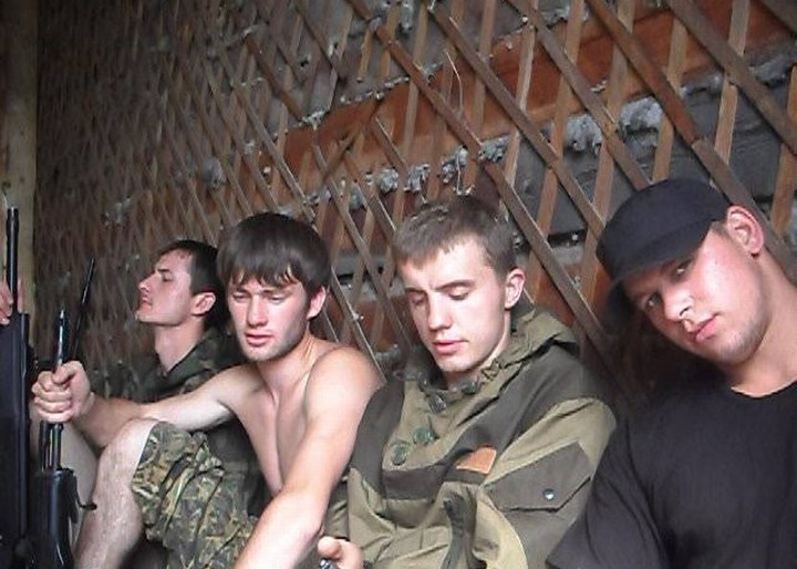 На суде по делу "приморских партизан" прокурор рассказал о найденных в квартирах подсудимых свастиках