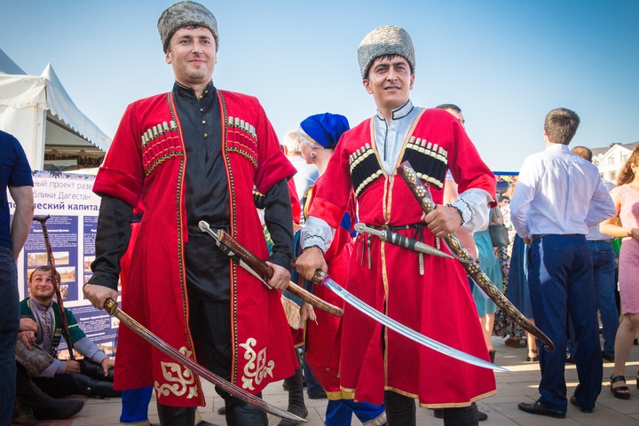 Флешмоб с фотографиями в национальных костюмах стартовал в Дагестане