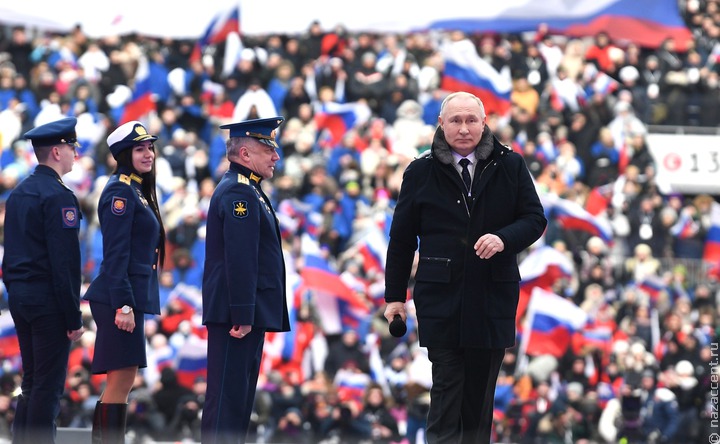 Путин поздравил с 23 февраля защитников отечества, языка и культуры