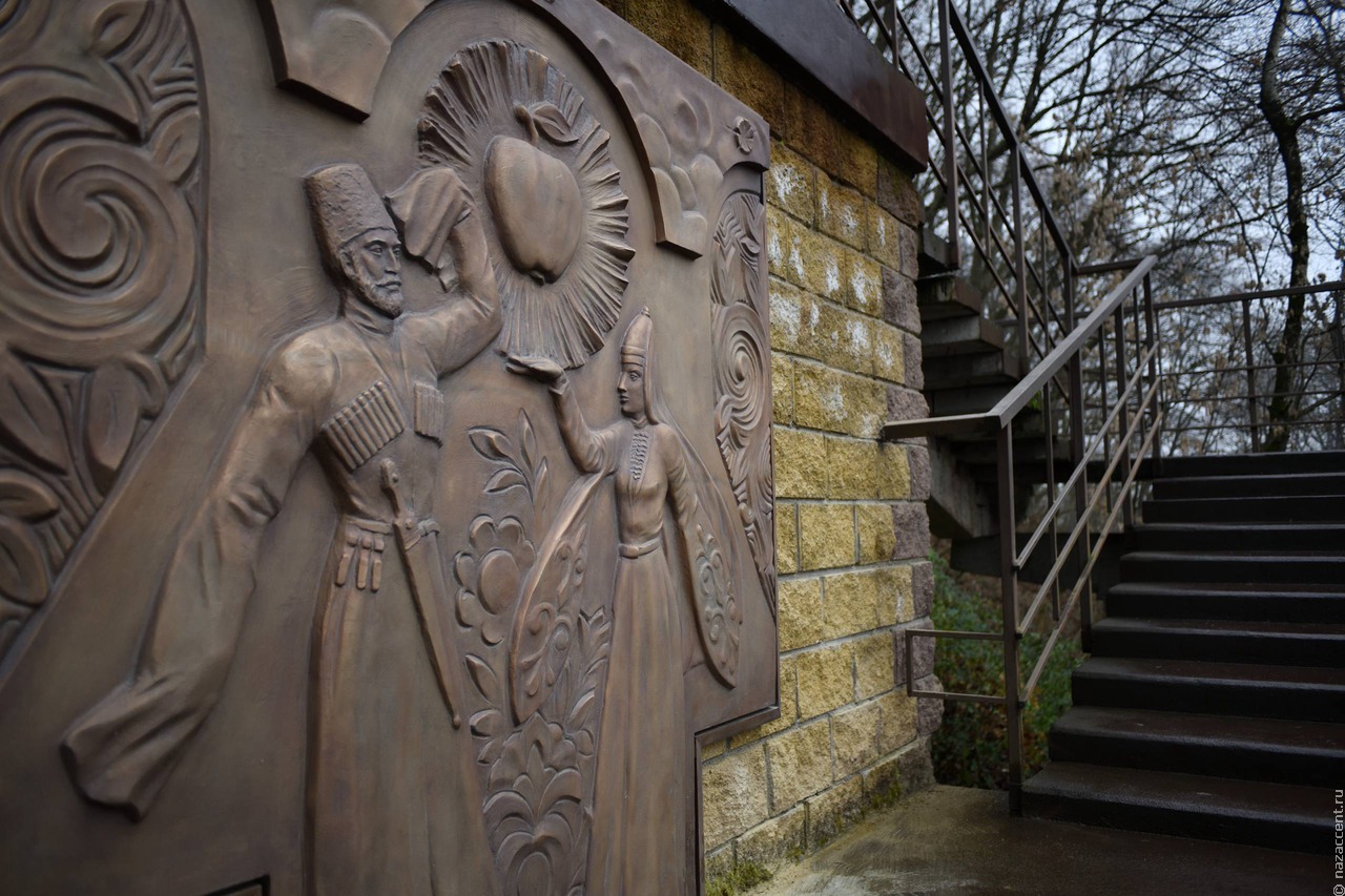 В Майкопе установили барельефы, символизирующие дружбу народов