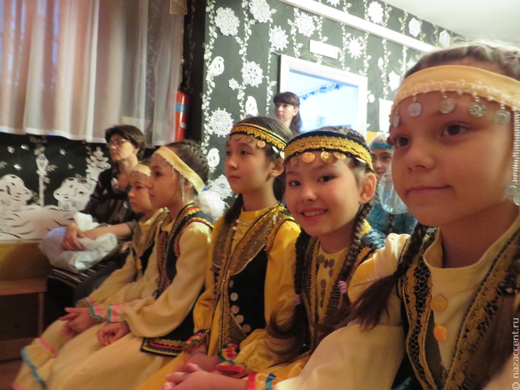 Дети в национальных костюмах празднуют Новый год - Национальный акцент