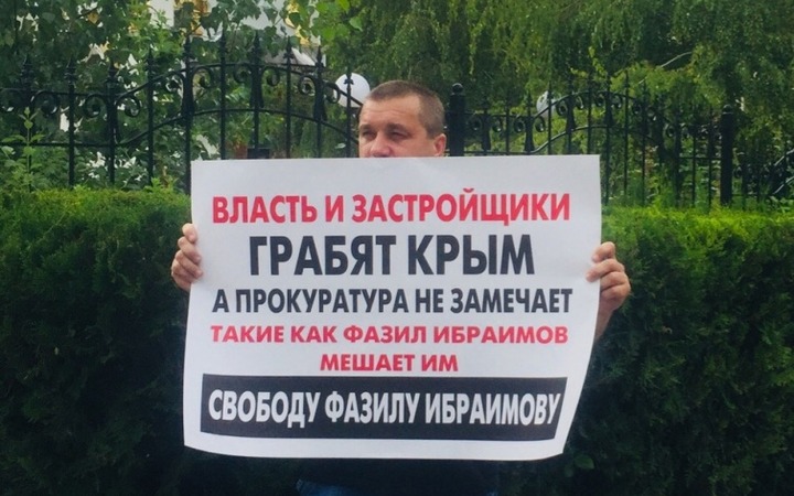Атаман "Крымского казачества" устроил одиночный пикет в поддержку крымско-татарского активиста