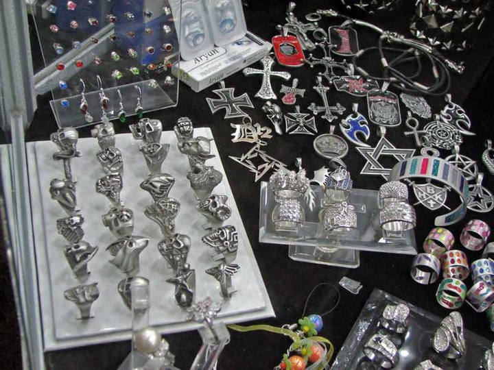 Владелец торговой точки заплатит штраф за продажу знака со свастикой