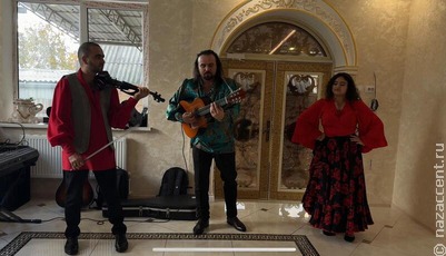    Эмоционально и душевно поют и танцуют цыгане   