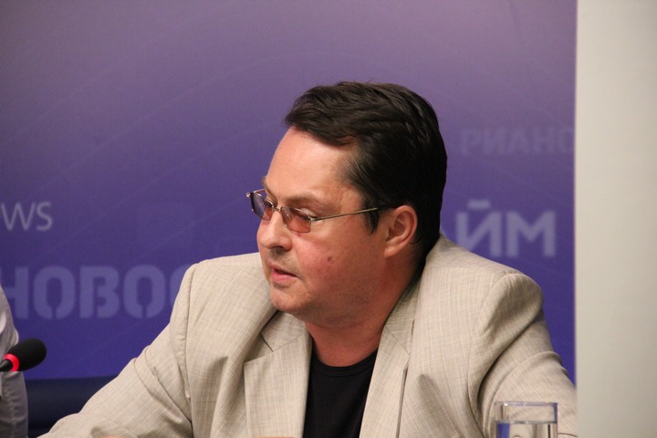 Эксперт: Русские не теряют самоидентификацию, она просто не на первом месте