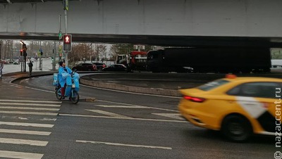 В Петербурге продлили запрет на работу мигрантов в такси и доставке