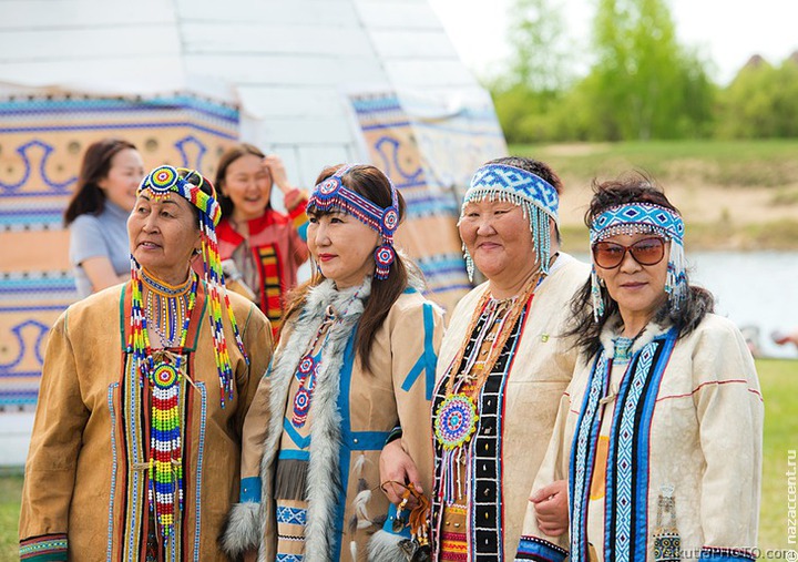 Флешмоб с фотографиями в национальных костюмах запустили ко Дню коренных народов мира