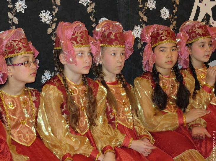 Дети в национальных костюмах празднуют Новый год - Национальный акцент