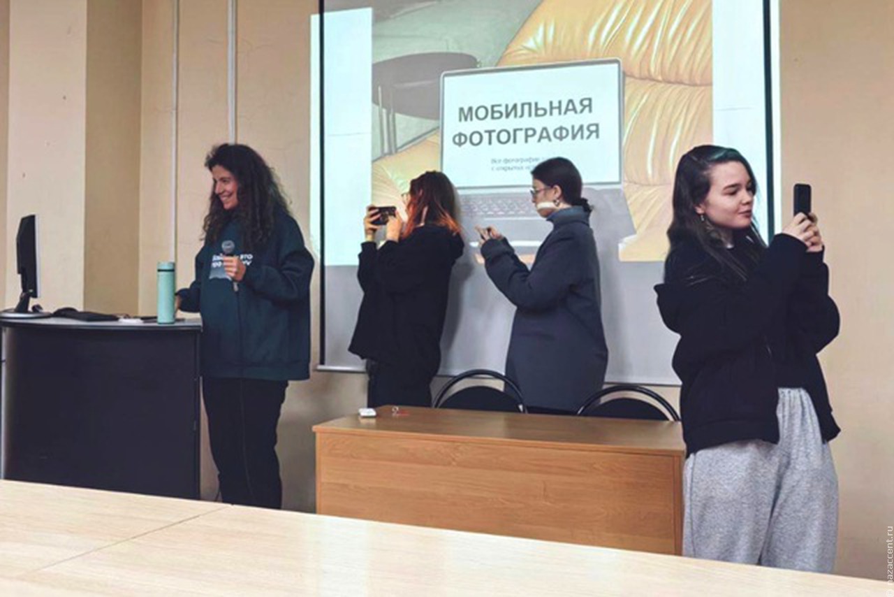 Студенты Школы межэтнической журналистики из Иркутска делятся навыками на дополнительных занятиях