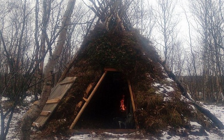 Мурманские краеведы построили в лесу саамскую вежу